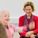 29. november: Dronning Sonja overrekker Dronning Sonjas Skolepris for 2012 til elever og lærere på Fagerlund skole (Foto: Fredrik Varfjell / NTB scanpix)